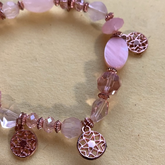 Beautiful stretch bracelet with gold coloured accents and pink and white beads - Picture 4 of 5